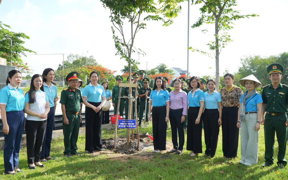 Chủ tịch Hội LHPN Việt Nam Lê Thị Thủy trồng cây tại công trình "Vườn cây Đại đoàn kết"