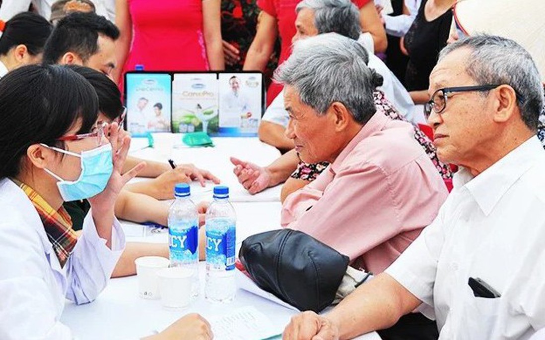 Miễn phí bảo hiểm y tế cho người từ 65 tuổi: "Tấm đệm an sinh" từ những điều bình dị