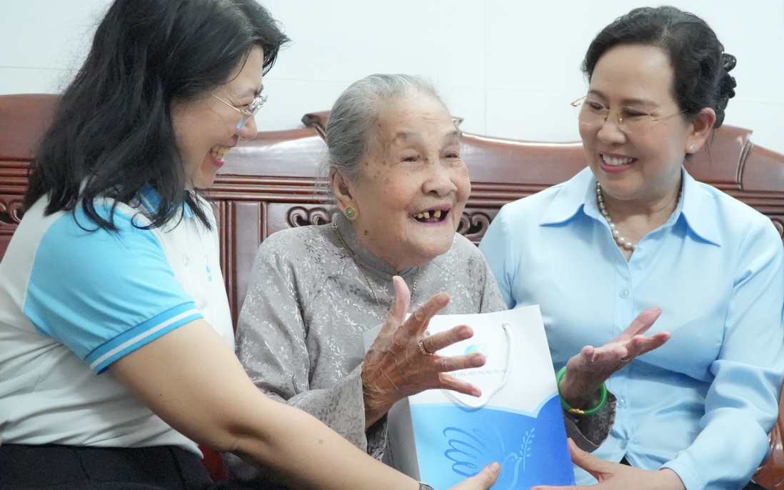 Chủ tịch Hội LHPN Việt Nam Lê Thị Thủy thăm, tặng quà Mẹ Việt Nam anh hùng, gia đình chính sách tại Tây Ninh