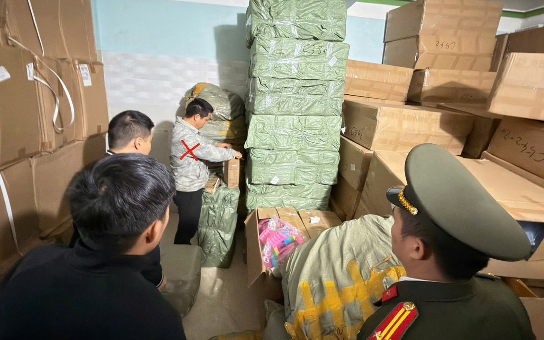 Bán hàng trăm bộ súng dưới vỏ bọc “súng thông bồn cầu”