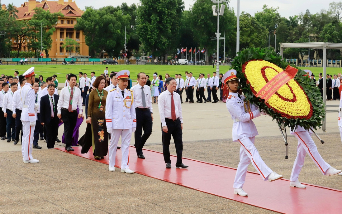 Đoàn đại biểu dự Đại hội Hội Nông dân Việt Nam IX vào Lăng viếng Chủ tịch Hồ Chí Minh