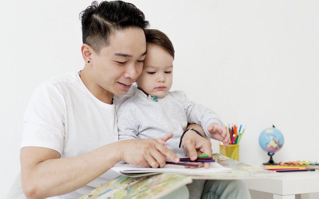Chia đều trách nhiệm nuôi dạy con trong gia đình hiện đại