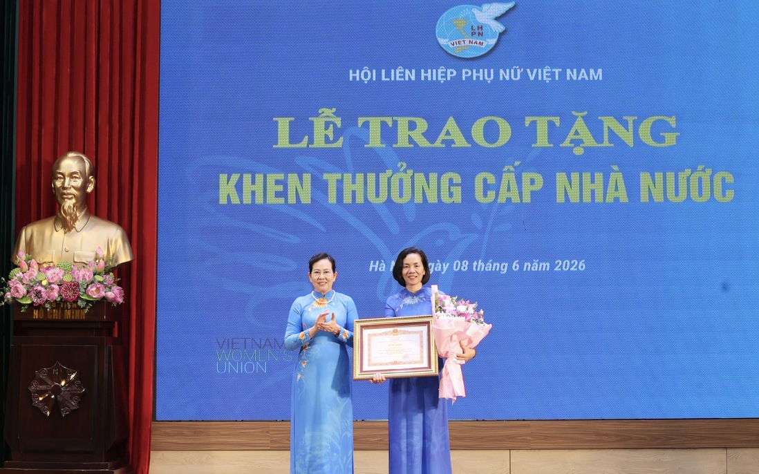Phó Chủ tịch Hội LHPN Việt Nam Nguyễn Thị Minh Hương nhận Bằng khen của Thủ tướng Chính phủ