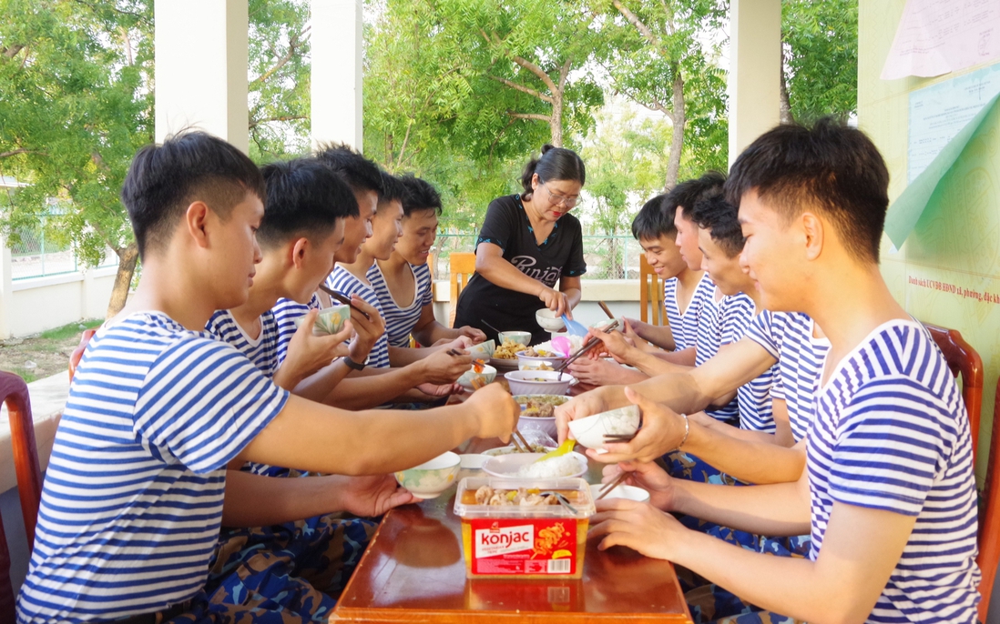 Ấm lòng bữa cơm bên những ngôi nhà nghĩa tình