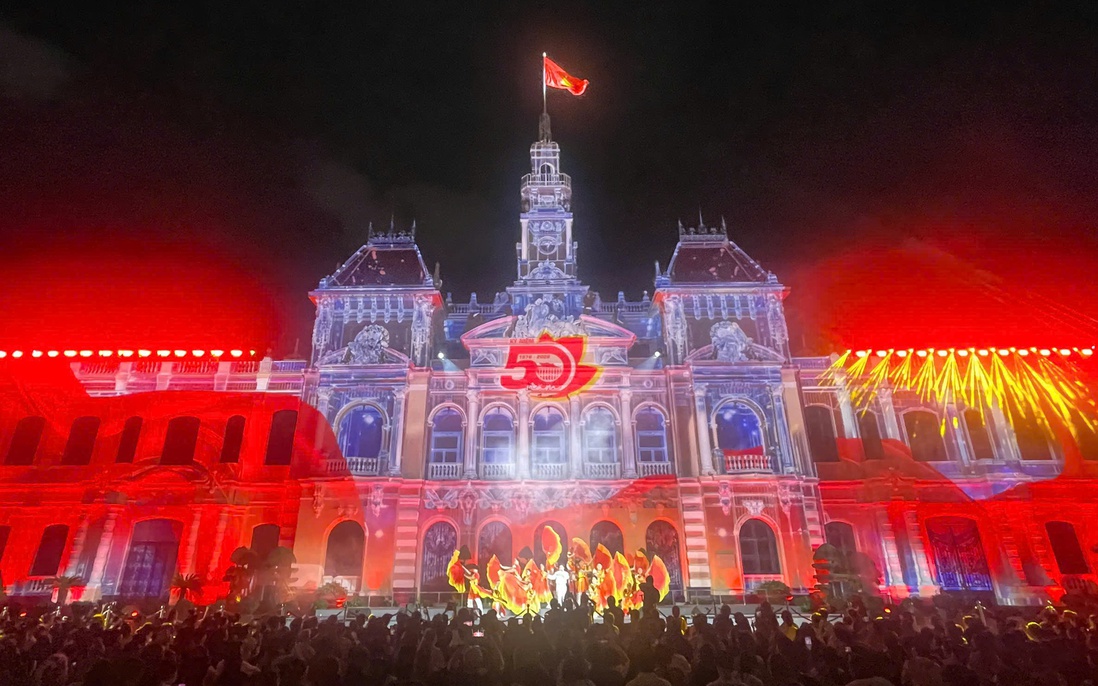 Trụ sở UBND TPHCM lung linh sắc màu với công nghệ 3D Mapping
