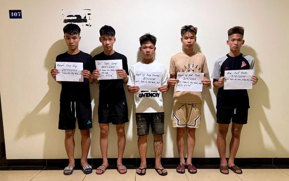 Khởi tố 4 "quái xế" mang hung khí gây rối trên phố Hà Nội
