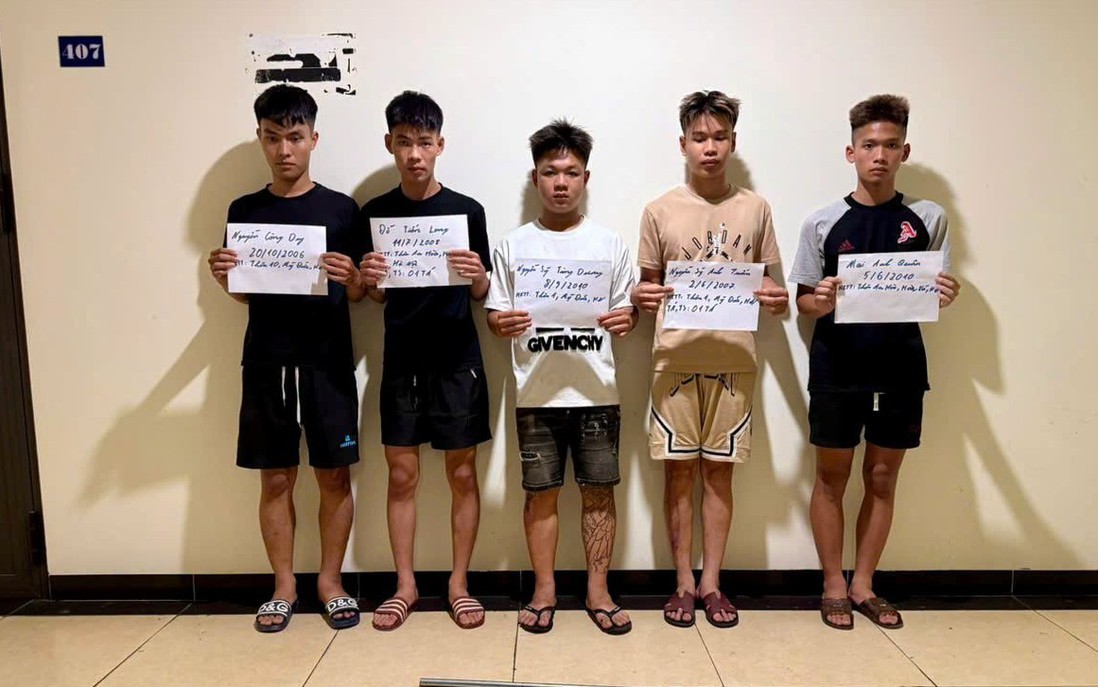 Khởi tố 4 "quái xế" mang hung khí gây rối trên phố Hà Nội