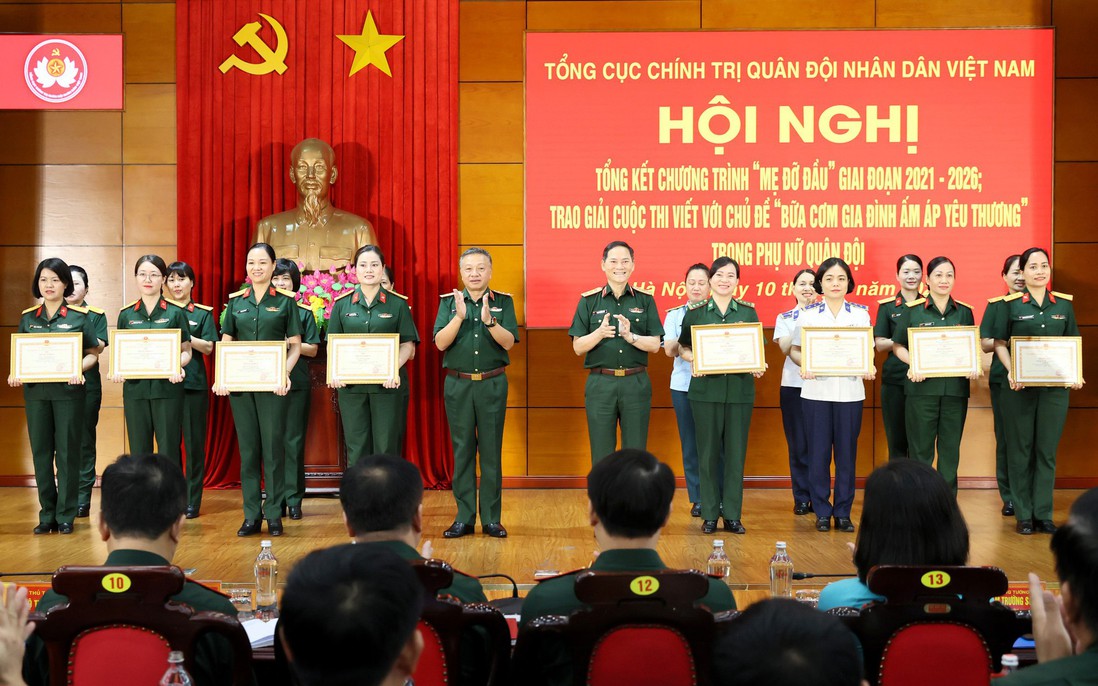 Phụ nữ Quân đội hỗ trợ gần 1.000 trẻ mồ côi, trao hơn 8,2 tỷ đồng qua chương trình "Mẹ đỡ đầu"