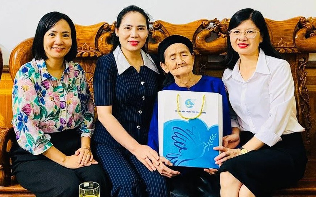 Tuyên Quang: Lãnh đạo Hội LHPN tặng quà Mẹ Việt Nam Anh hùng và gia đình chính sách