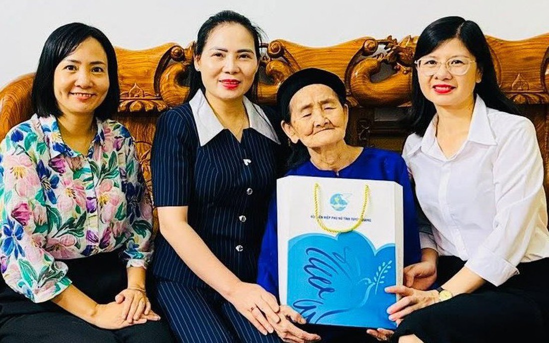 Hội LHPN Tuyên Quang thăm hỏi, tặng quà Mẹ Việt Nam Anh hùng và gia đình chính sách