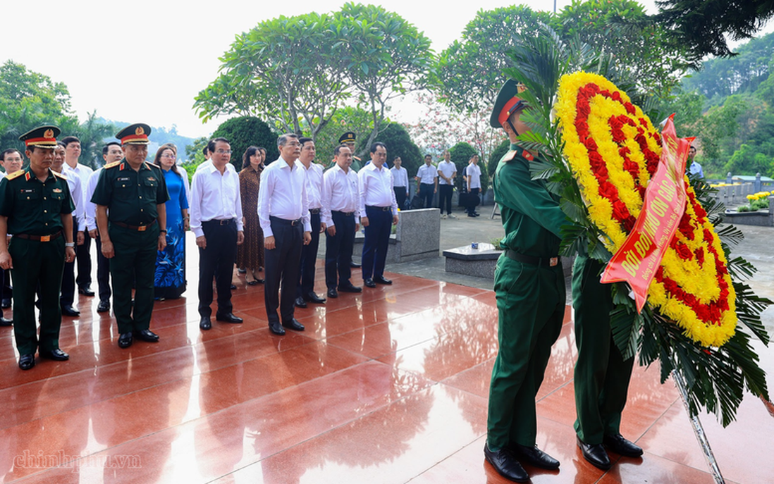 Thủ tướng dâng hương tưởng niệm các Anh hùng liệt sĩ và tặng quà gia đình có công với cách mạng tại Lào Cai