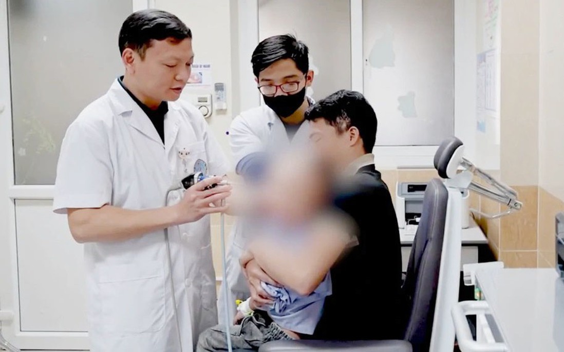 Bé trai suýt mù mắt vì viên bi sắt