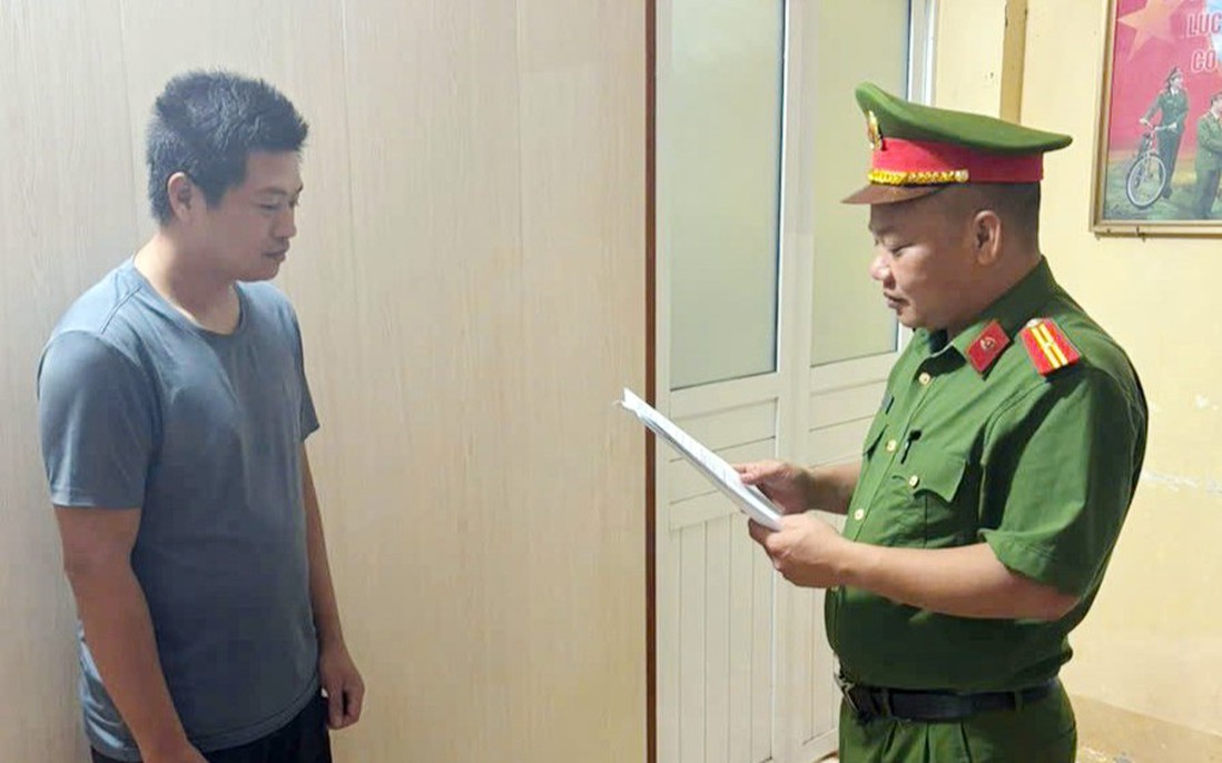 Khởi tố người đàn ông say rượu quậy phá trụ sở UBND xã