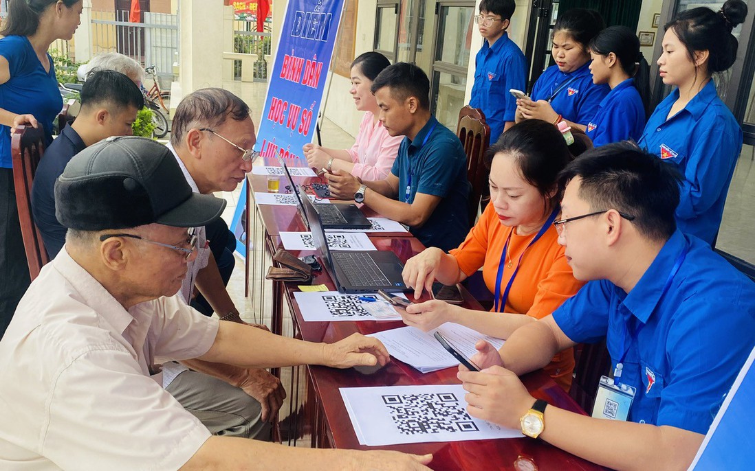 41 Tổ chuyển đổi số cộng đồng ở xã Thường Tín: "Cánh tay nối dài" đưa công nghệ đến từng người dân