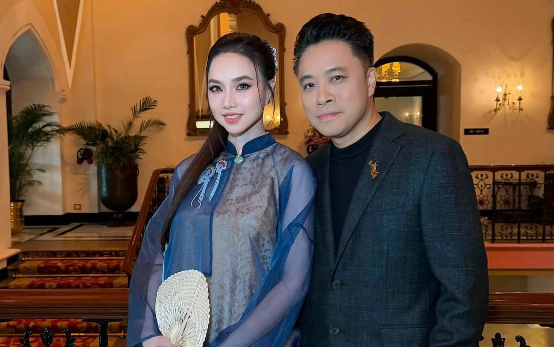 Đinh Ngọc Diệp mặc áo dài kết hợp quạt mo truyền thống tại Ấn Độ