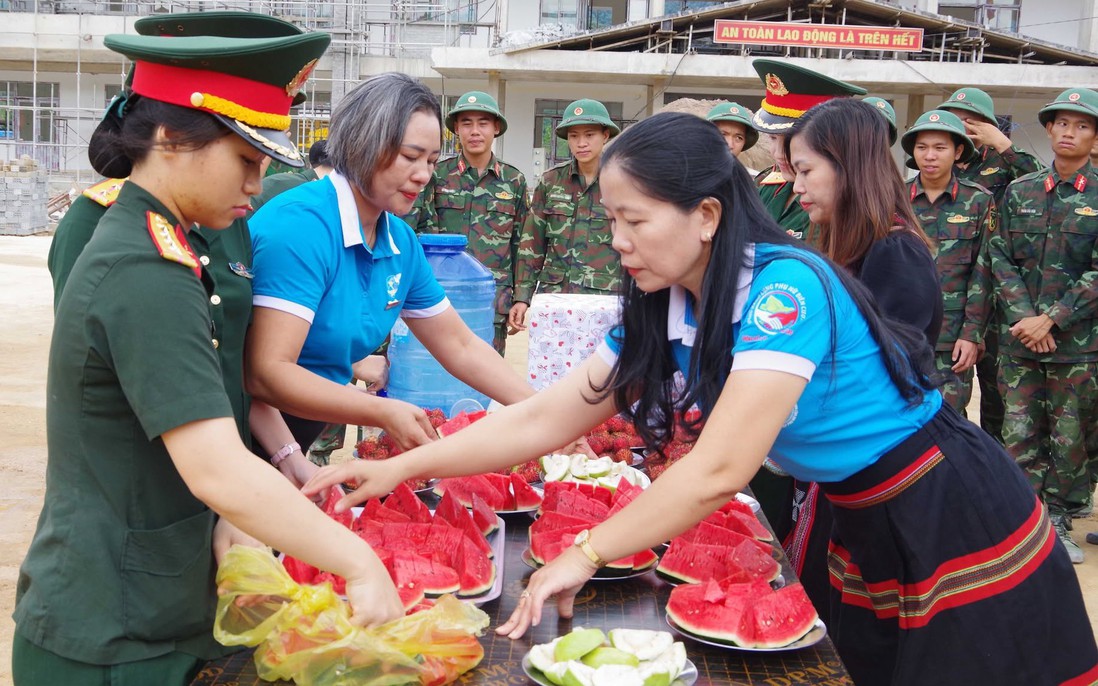 Hội Phụ nữ động viên cán bộ, chiến sĩ thực hiện "Chiến dịch 60 ngày đêm" tại A Lưới