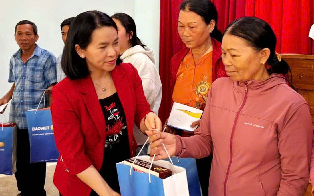 Hội LHPN tỉnh Quảng Ngãi phối hợp trao quà tri ân gia đình chính sách