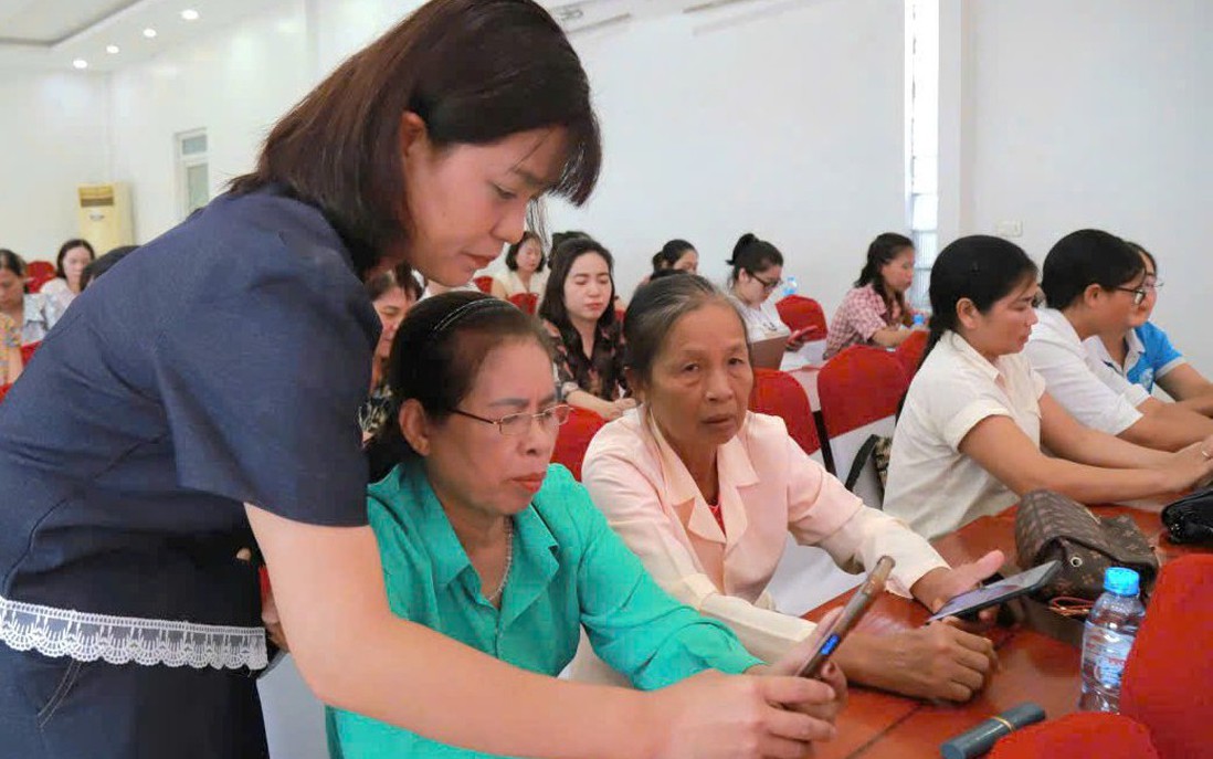 Tập huấn ứng dụng công cụ trí tuệ nhân tạo trong hoạt động kinh doanh cho hội viên phụ nữ Hưng Yên