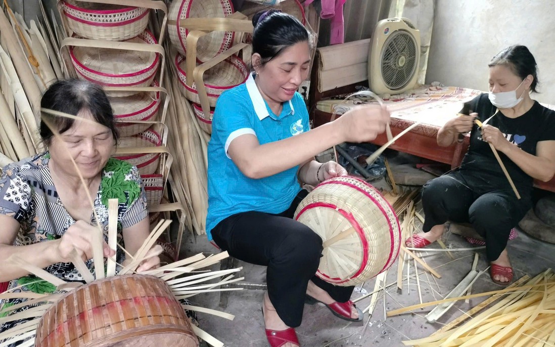 Hà Nội: Phụ nữ Nam Phù đưa nghề truyền thống lên không gian số
