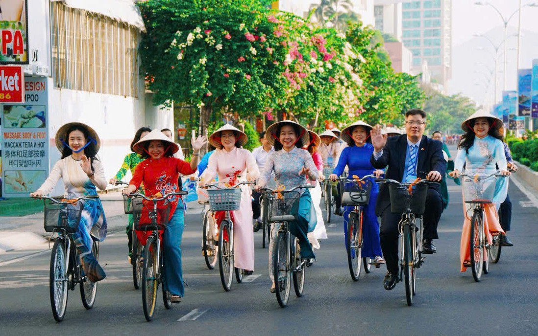 Khánh Hòa: Hơn 2.000 phụ nữ tham gia Lễ hội Áo dài sắc màu của biển