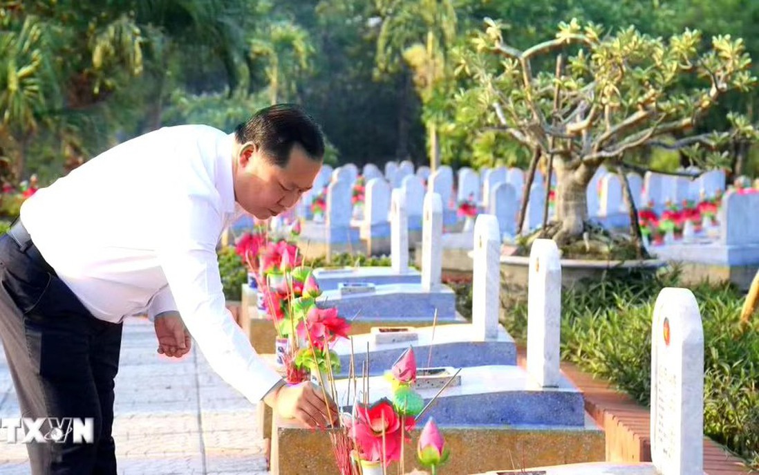 Đảng ủy Mặt trận Tổ quốc dâng hương tri ân Anh hùng liệt sỹ tại Quảng Trị