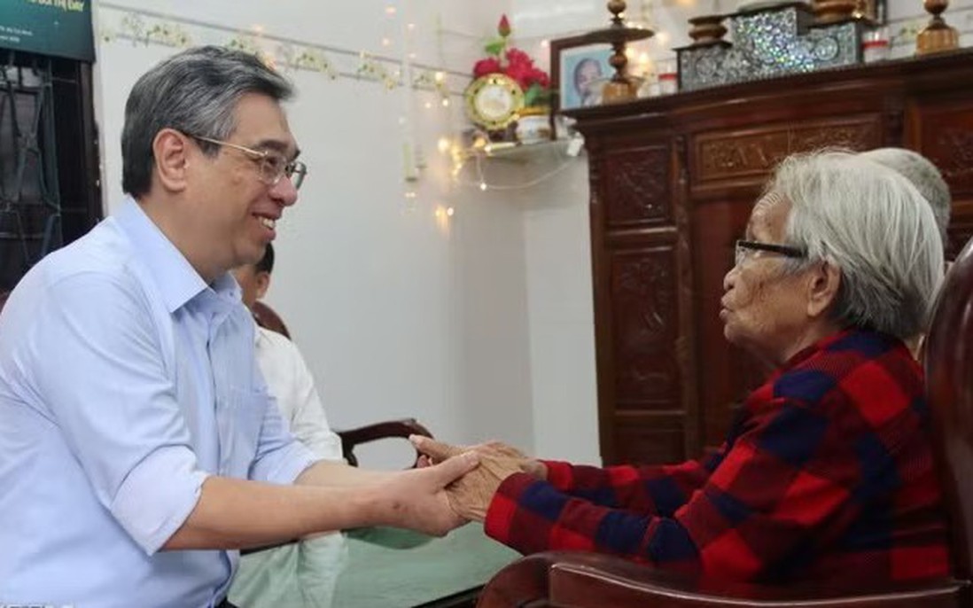 Lãnh đạo TPHCM thăm, tặng quà các gia đình chính sách tiêu biểu