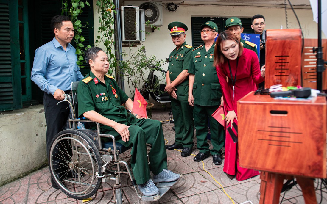 "Trên chiếc xe lăn": Thước phim tài liệu kết nối ký ức lịch sử với thế hệ trẻ