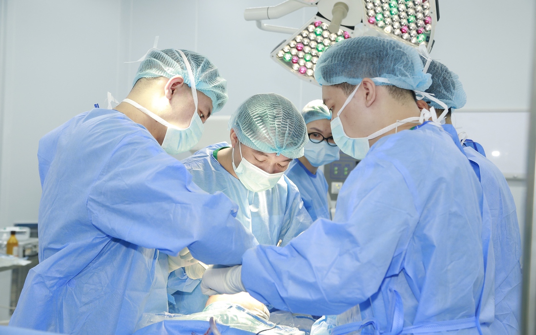 Hồi sinh đôi chân vẹo nhờ thay khớp gối 