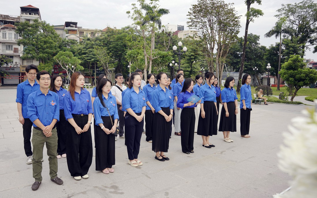 Đoàn Thanh niên TƯ Hội LHPN Việt Nam dâng hương tại Tượng đài Anh hùng liệt sĩ Võ Thị Sáu