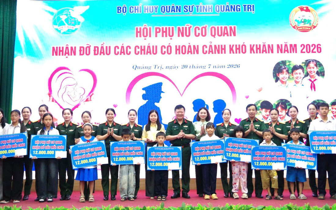 Phụ nữ Bộ chỉ huy Quân sự tỉnh Quảng Trị nhận đỡ đầu 10 trẻ em có hoàn cảnh khó khăn