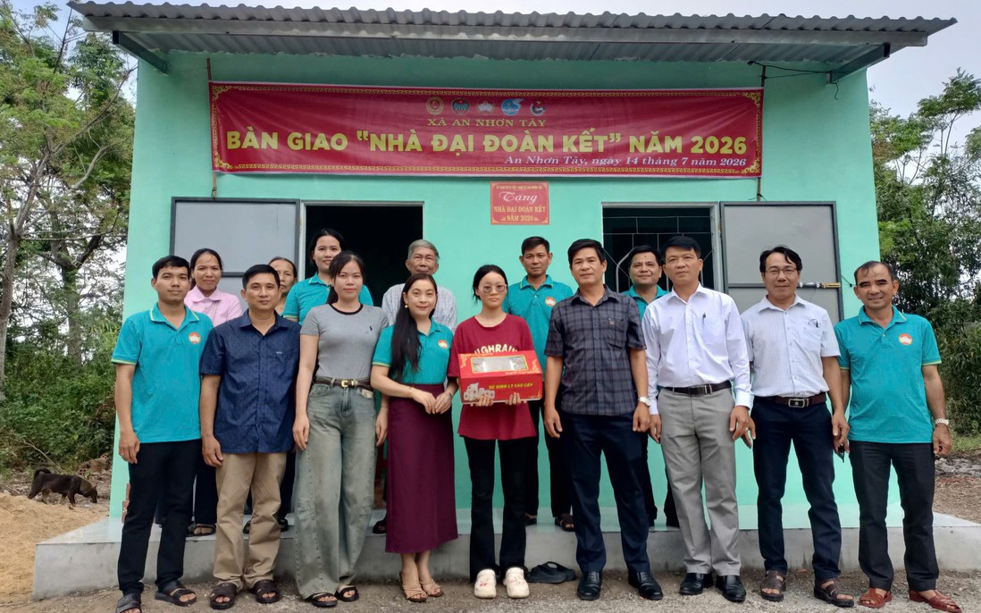 Bàn giao nhà Đại đoàn kết cho phụ nữ đơn thân có hoàn cảnh khó khăn