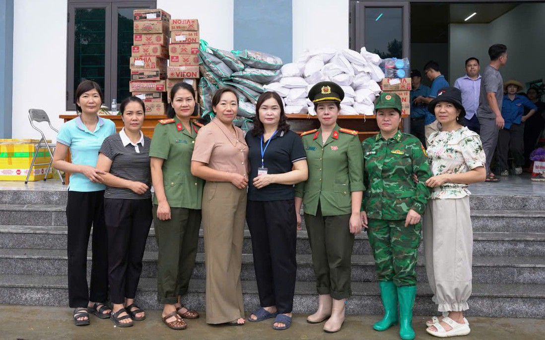 Hội LHPN Lai Châu hỗ trợ hội viên, nhân dân xã Mường Than khắc phục hậu quả lũ quét, sạt lở đất