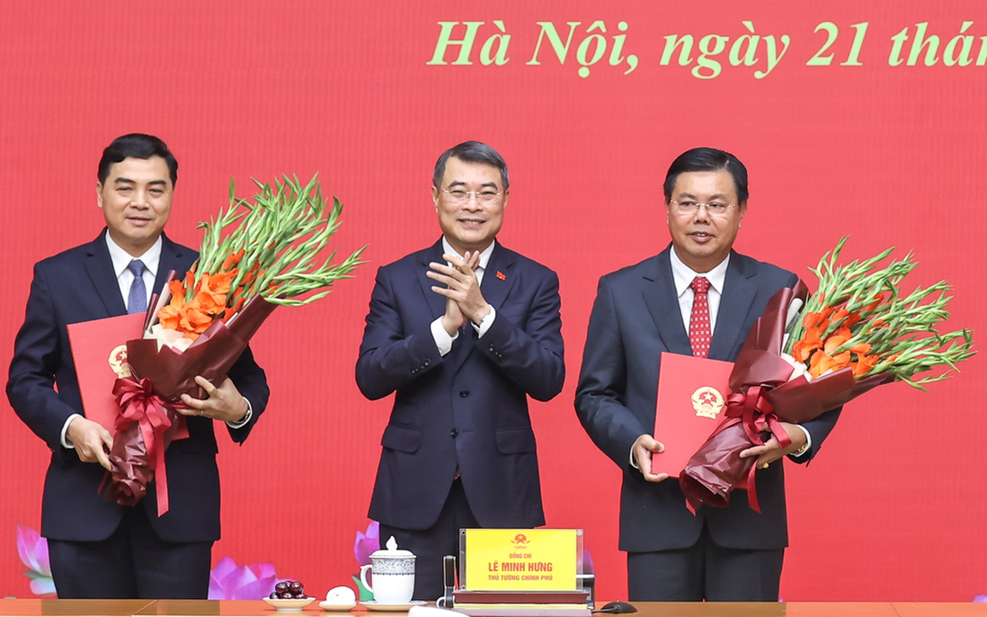 Thủ tướng trao quyết định giao Quyền Bộ trưởng Bộ Nội vụ và bổ nhiệm Thứ trưởng Thường trực Bộ Dân tộc và Tôn giáo