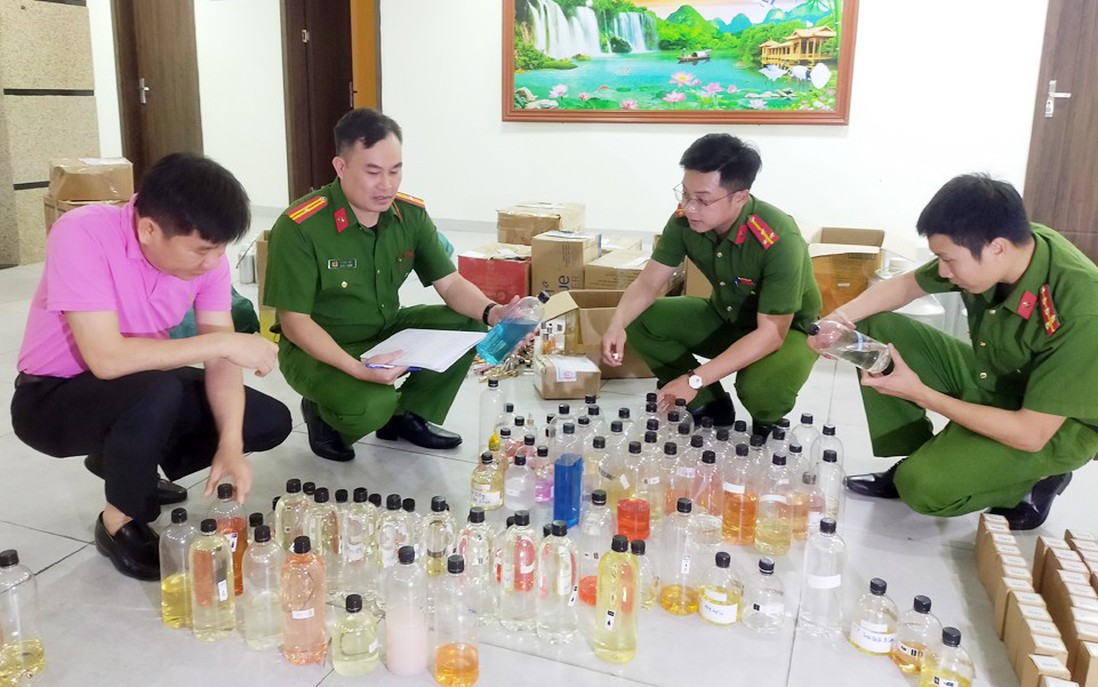 Bóc gỡ đường dây nước hoa giả bán tràn lan trên Shopee, khởi tố 13 bị can