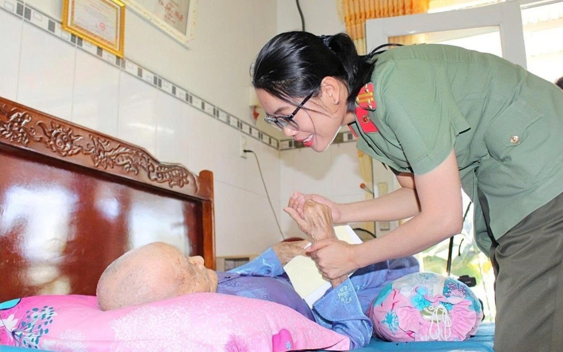 Phụ nữ Công an An Giang nhận phụng dưỡng suốt đời Mẹ Việt Nam Anh hùng Nguyễn Thị Bồi