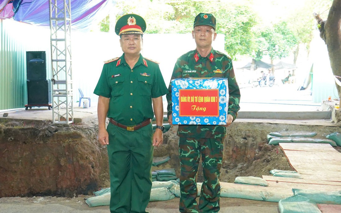 Đoàn công tác Quân khu 7 thăm và tặng quà các lực lượng tìm kiếm, quy tập hài cốt liệt sĩ