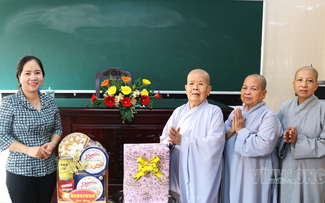Hội LHPN tỉnh Vĩnh Long thăm, chúc mừng chư ni mùa An cư kiết hạ