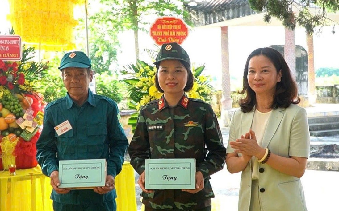 Hội LHPN Hải Phòng dâng hương tưởng niệm các anh hùng liệt sĩ, tặng quà gia đình chính sách