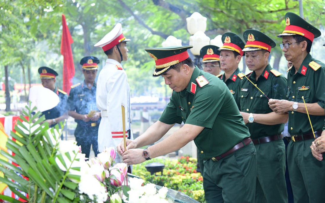 Bộ Tư lệnh TPHCM dâng hương tưởng niệm các Anh hùng liệt sĩ tại Côn Đảo