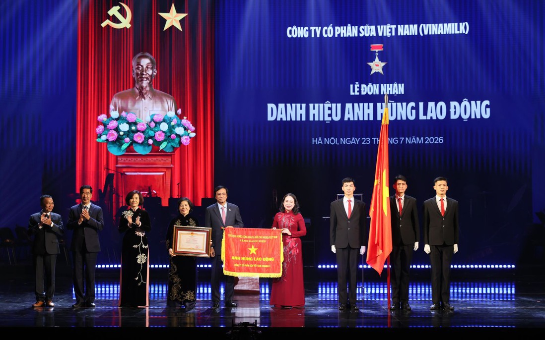 Phó Chủ tịch nước Võ Thị Ánh Xuân trao danh hiệu Anh hùng lao động cho Vinamilk 