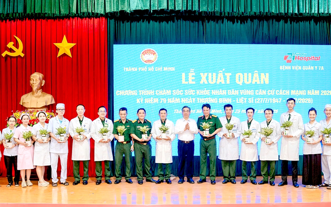 TPHCM: Bác sĩ quân y về vùng căn cứ khám bệnh, cấp thuốc miễn phí cho bà con