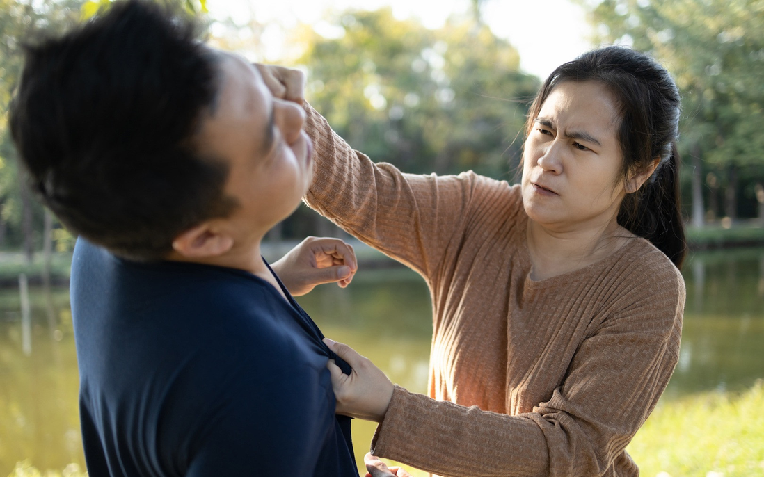 Vợ bạo hành chồng và cái bẫy mang tên "cam chịu vì con"