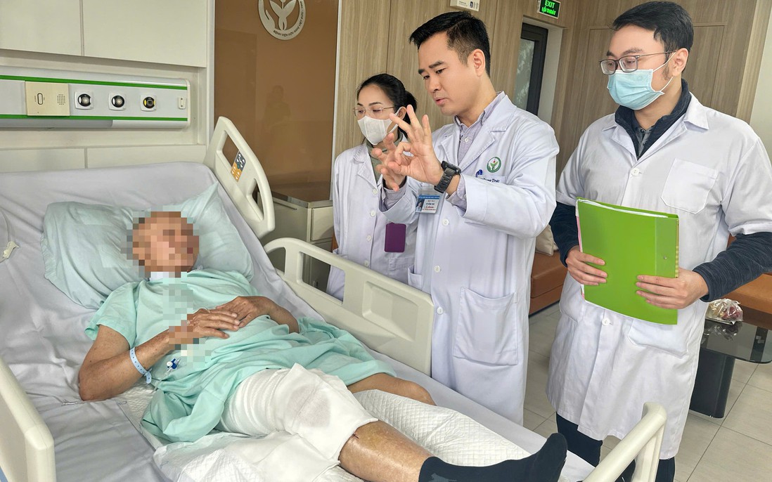 Nối mạch cứu đầu gối bị bắn nát trong chiến tranh của người thương binh