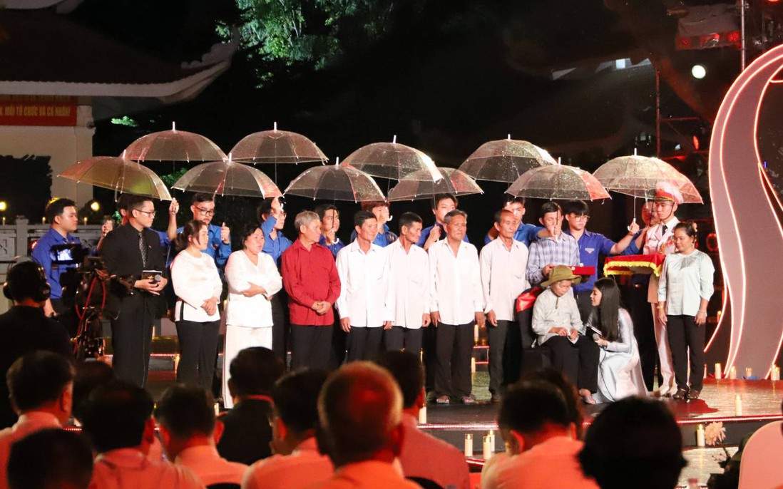 Trao di vật của liệt sĩ Huỳnh Văn Quên cho gia đình