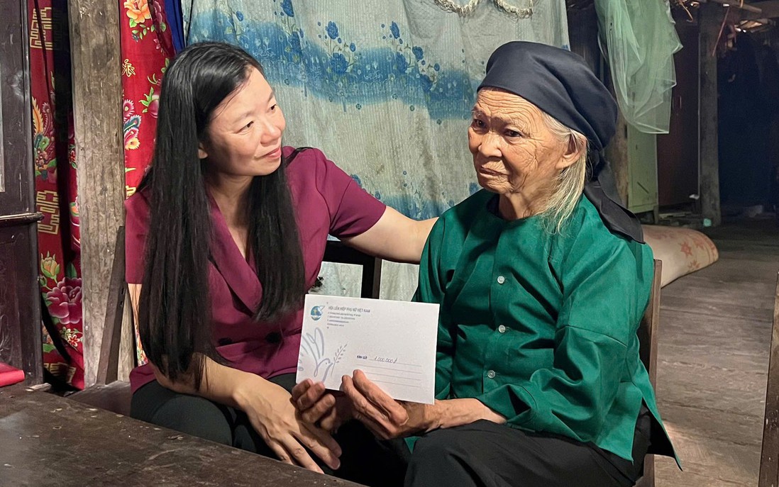 Phó Chủ tịch Hội LHPN Việt Nam Nguyễn Thị Thu Hiền thăm, tặng quà gia đình chính sách tại Cao Bằng