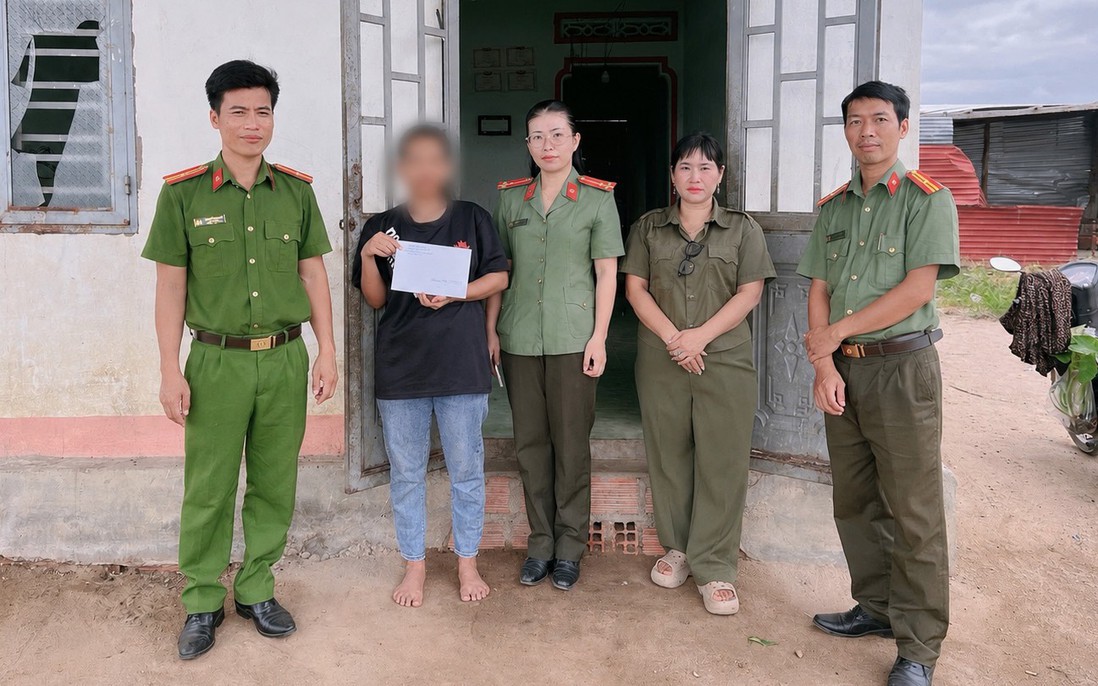 Từ nước ngoài về không xu dính túi, người phụ nữ mắc kẹt ở sân bay suốt 3 ngày