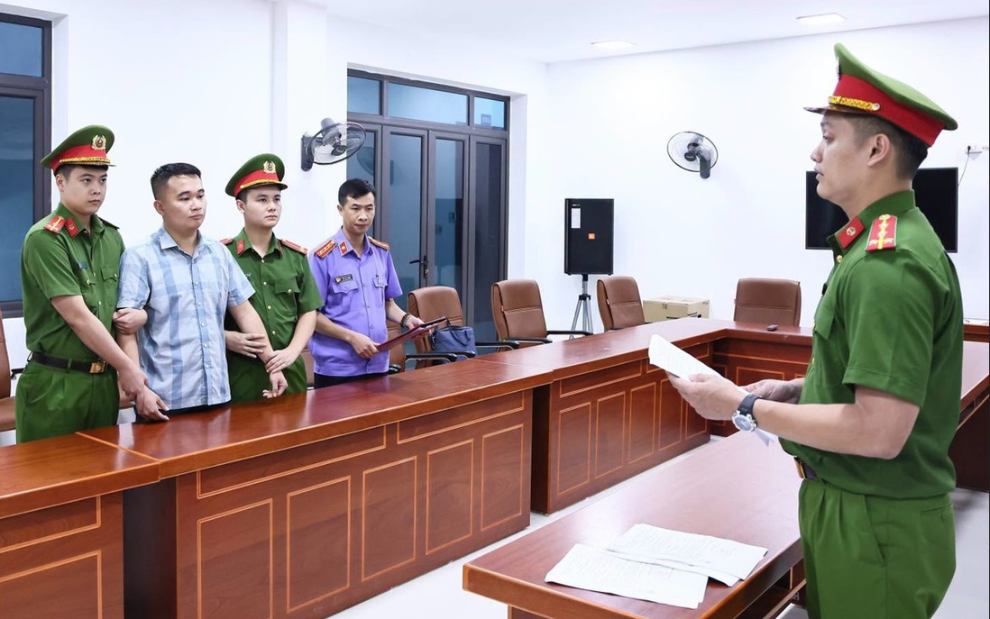 Lệnh giữ khẩn cấp 1 giáo viên Trường THPT chuyên Tuyên Quang liên quan đến điểm thi tốt nghiệp THPT
