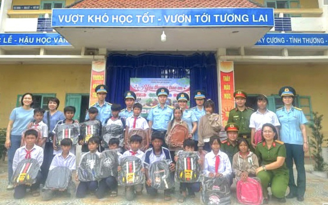 Phụ nữ Trung đoàn 937 phối hợp tổ chức chương trình "Yêu thương trao em"