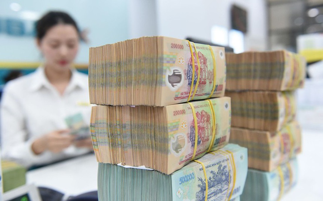 Lãi suất hạ nhiệt nhưng vẫn cao: Người gửi tiền hưởng lợi, người vay tiếp tục chịu áp lực