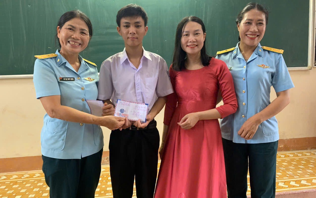 "Nâng bước em đến trường" - niềm tin được vun đắp từ người lính canh trời